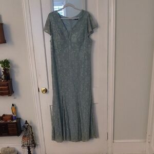 Elegant Lace Evening Dress